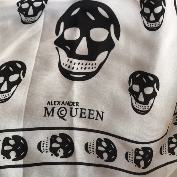 Alexander McQueen Scarfs - Picture 5 of 5